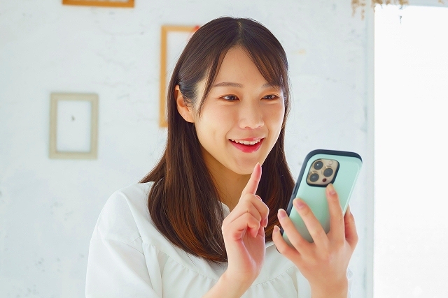 スマホでオンライン受講するイメージ